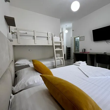 Le Monde 2 Hotel *